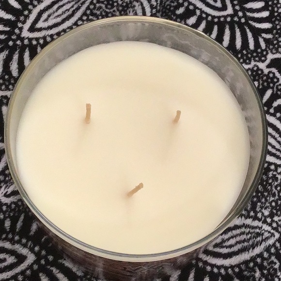 Bath and body works warm vanilla sugar candle - Picture 2 of 3